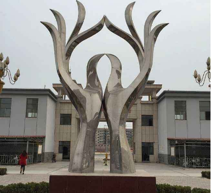 不銹鋼雕塑學校圖