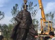 人物鑄銅雕塑正在安裝中